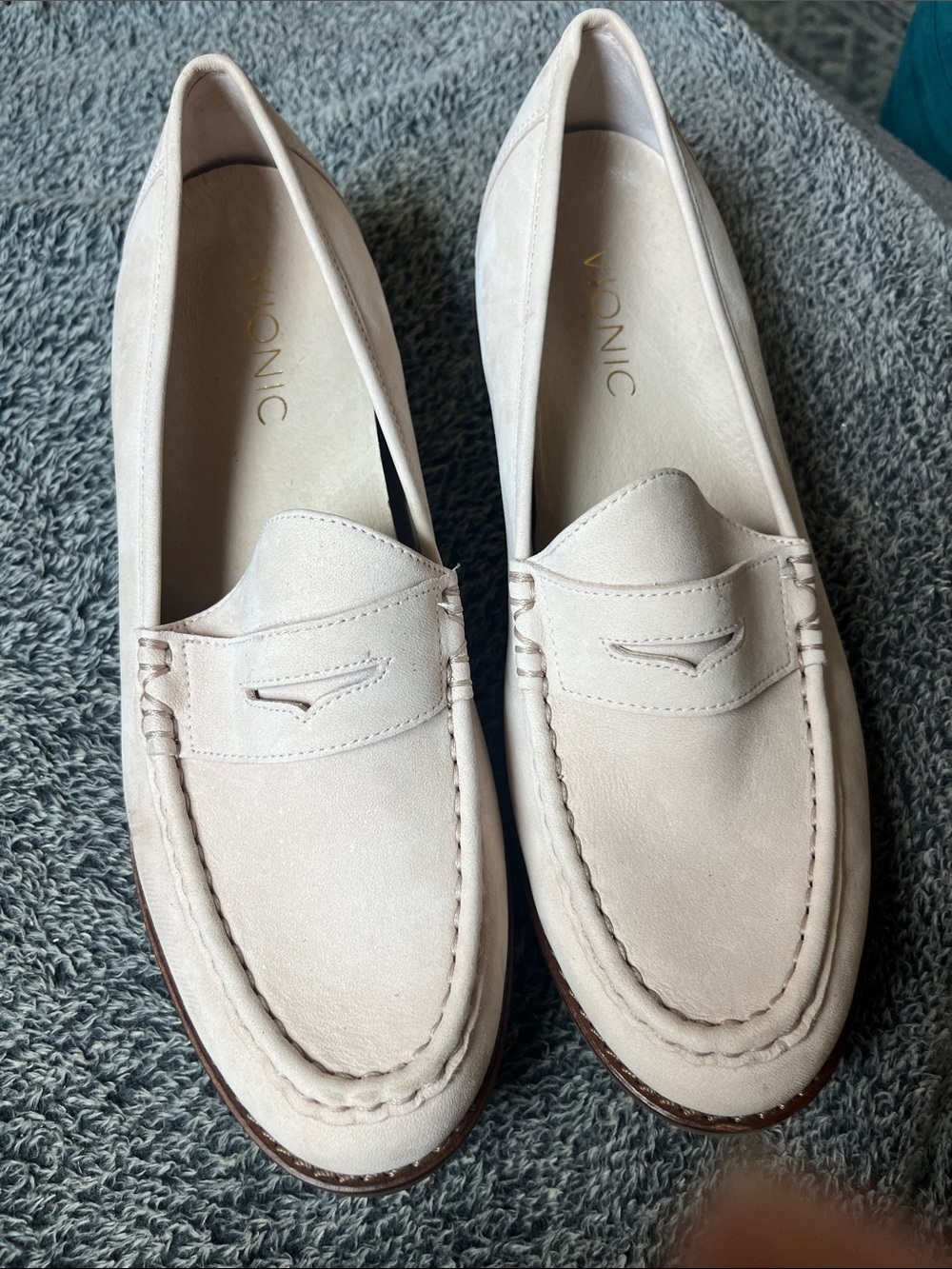 Beautiful Vionic slip on loafers Sz 7